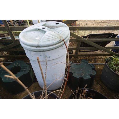 24 - Water butt & stand