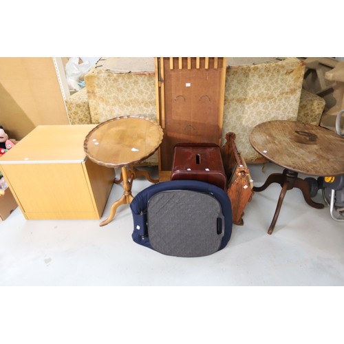 68 - Group of misc furniture