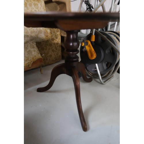 68 - Group of misc furniture