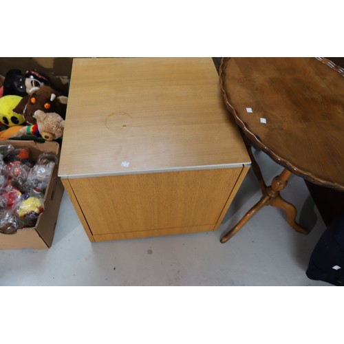 68 - Group of misc furniture