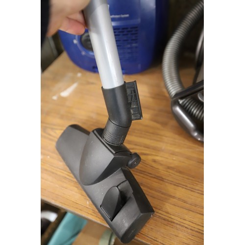 105 - Bosch hoover - warranted until 12 noon Tuesday following the above sale