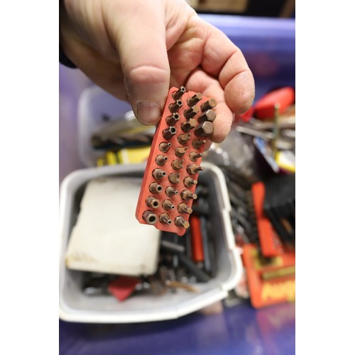 220 - Drill, driver bits (clear box)