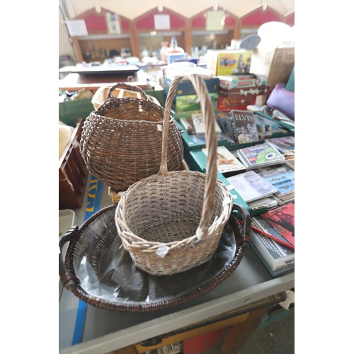 312 - Various wicker ware/baskets