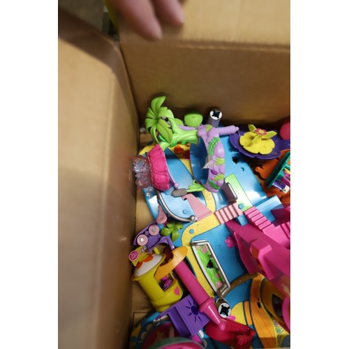 318 - Polly Pocket leisure park set with the original small figures