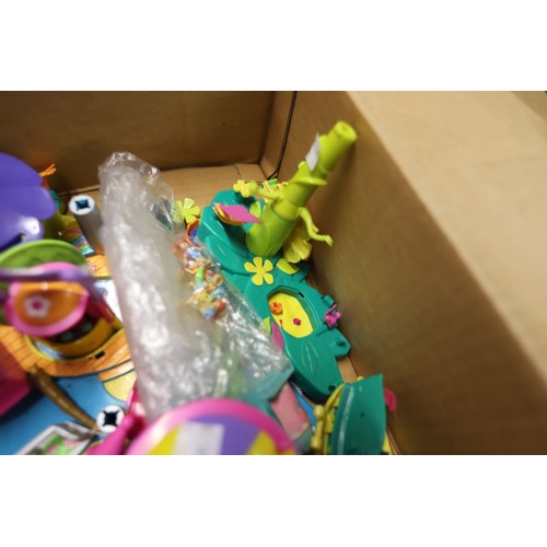 318 - Polly Pocket leisure park set with the original small figures