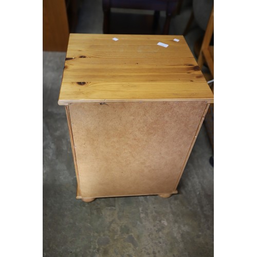 600 - 3 drawer pine bedside cabinet
