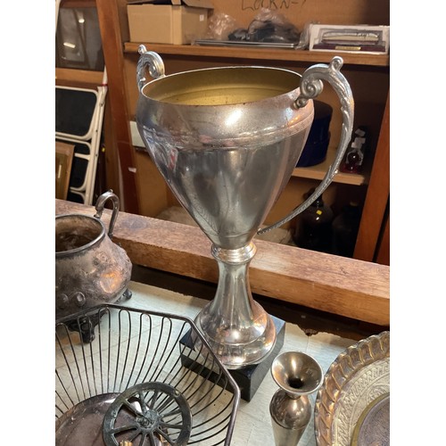 568 - Qty of plated wares