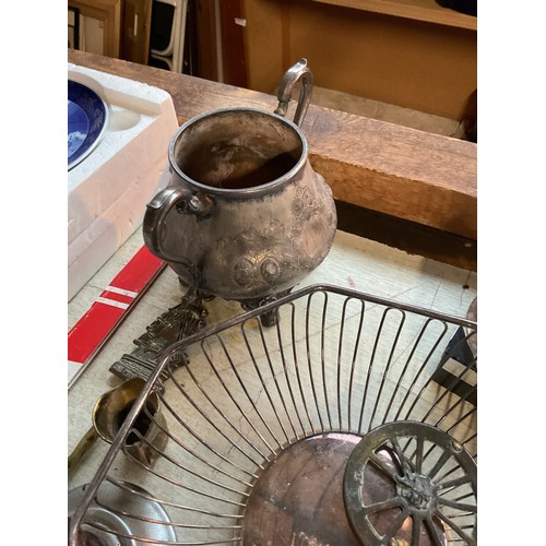 568 - Qty of plated wares