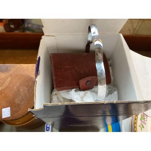 569 - Various misc, incl glassware, figurines, etc