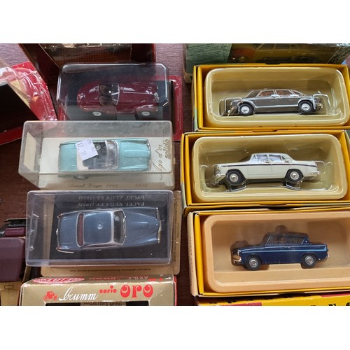 581 - Qty of model cars
