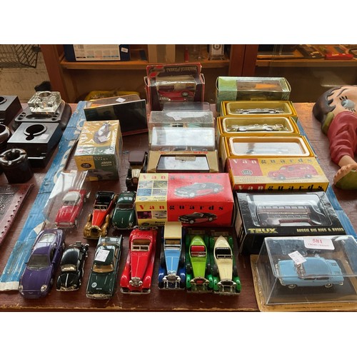 581 - Qty of model cars
