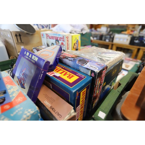332 - Large qty of board games, some vintage