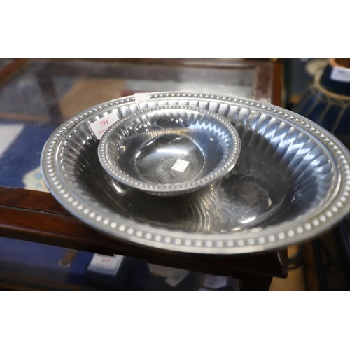 391 - 2 vintage Wilton Armetale serving dishes in reggae pattern, fully marked on base