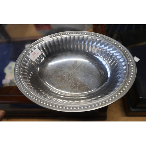 391 - 2 vintage Wilton Armetale serving dishes in reggae pattern, fully marked on base