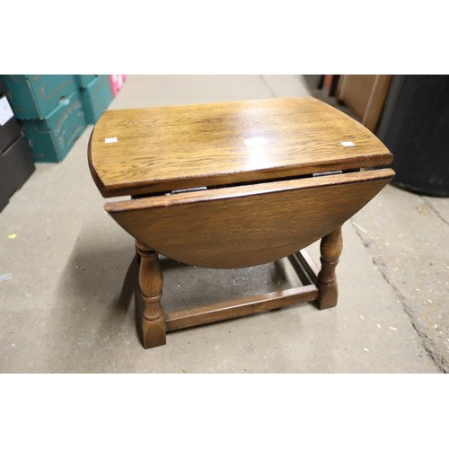 642 - Small oak drop leaf table