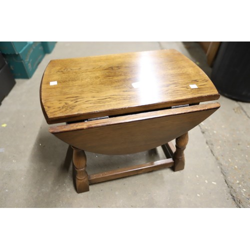 642 - Small oak drop leaf table