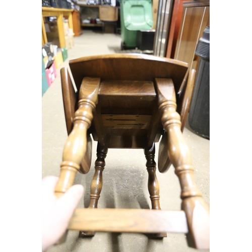 642 - Small oak drop leaf table
