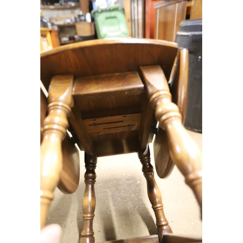 642 - Small oak drop leaf table