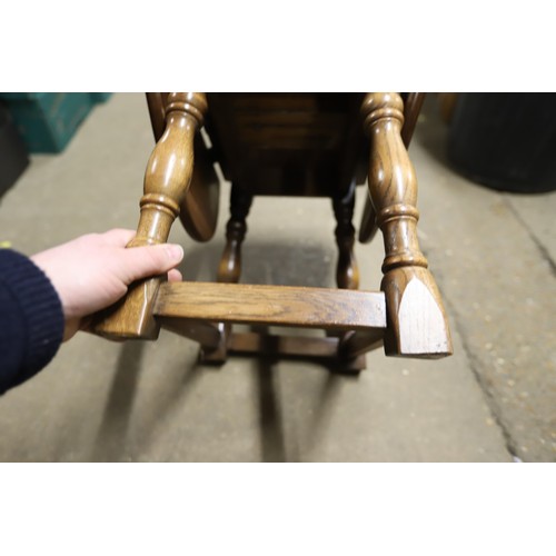 642 - Small oak drop leaf table