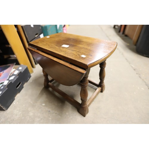 642 - Small oak drop leaf table