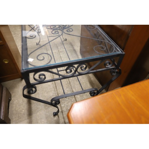 643 - Glass top coffee table & corner stand