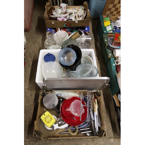 5 boxes of kitchenware