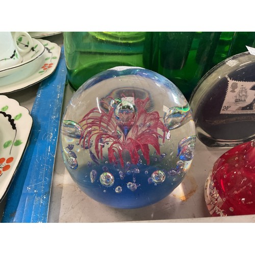 633 - Paperweights, incl Wedgwood animals