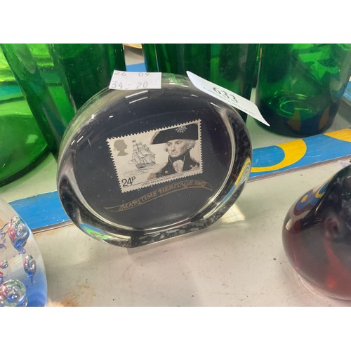 633 - Paperweights, incl Wedgwood animals