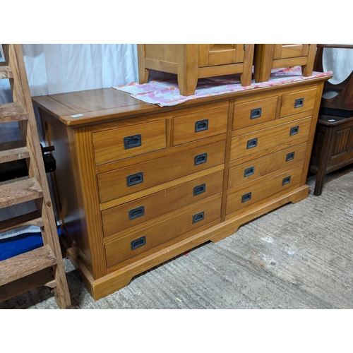 31 - Excellent 6+4 Drawer Solid Oak Sideboard
Overall Good Condition - Some Marks
150 x 44 x 80