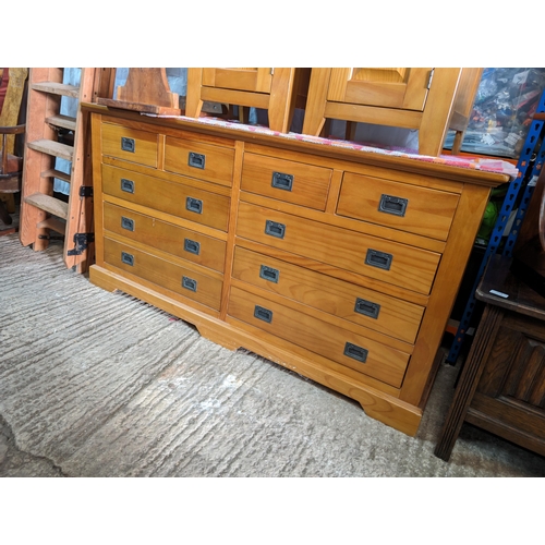 31 - Excellent 6+4 Drawer Solid Oak Sideboard
Overall Good Condition - Some Marks
150 x 44 x 80