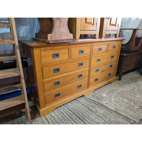 31 - Excellent 6+4 Drawer Solid Oak Sideboard
Overall Good Condition - Some Marks
150 x 44 x 80