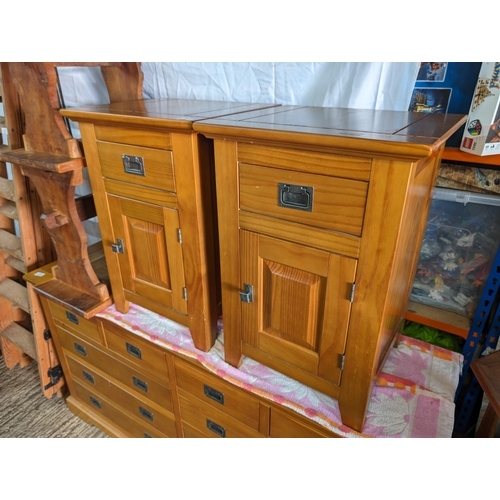 32 - Pair Excellent 1 Door 1 Drawer Solid Oak Bedside Tables
Good Condition With Some Minor Marks
One Has... 