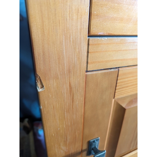 32 - Pair Excellent 1 Door 1 Drawer Solid Oak Bedside Tables
Good Condition With Some Minor Marks
One Has... 