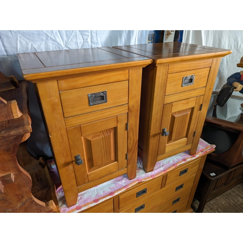 32 - Pair Excellent 1 Door 1 Drawer Solid Oak Bedside Tables
Good Condition With Some Minor Marks
One Has... 