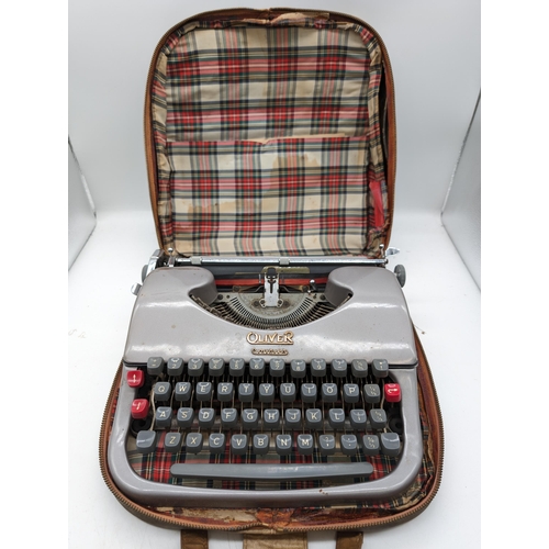 400 - Oliver Courier Typewriter In Case