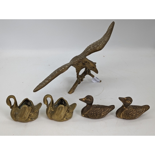 88 - Vintage Brassware Impressive Eagle On Branch Plus Two Small Brass Ducks And Two Swans
Eagle - 30cm
D... 