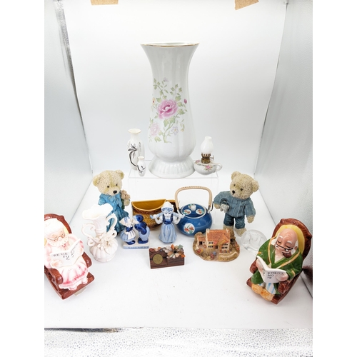 184 - Eclectic Bundle Ceramics / Ornaments / Lilliput Lane, Grandparent Moneyboxes, A Little bit of Everyt... 