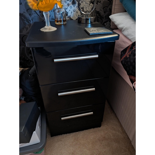 42 - Gloss Black Bedroom Furniture set (4) To Include; Two 3 Drawer Bedsides, 4 Drawer Chest, 2 Door Ward... 