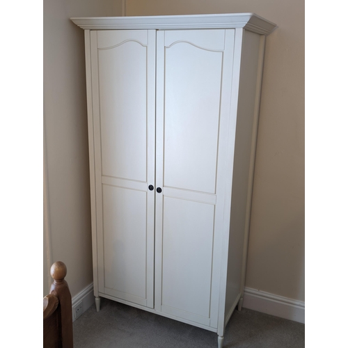 45 - Bedroom Set White two door Wardrobe and 5 Drawer Chest - Good Condition 

Chest 81x49x97cm
Wardrobe ... 