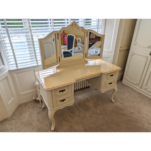 57 - Ornately Carved 4 Drawer Cabriole Leg Cream Bespoke Handmade Dressing Table With Triple Mirror & Mat... 