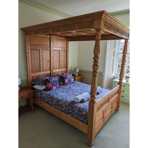 70 - Ornately Carved Impressive Kingsize Pine Four Poster Bed - Impressive Statement Piece With Solid Pan... 