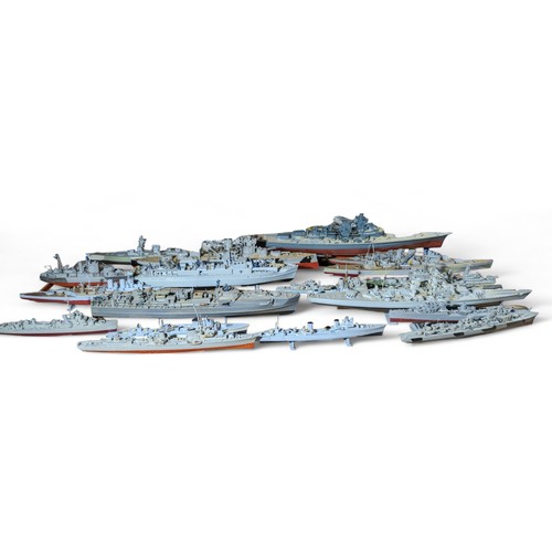 306 - Huge Selection Of Vintage Prebuilt Model Boat Kits, Revell, Plus Lots More. Most 70/80s. Most Appear... 