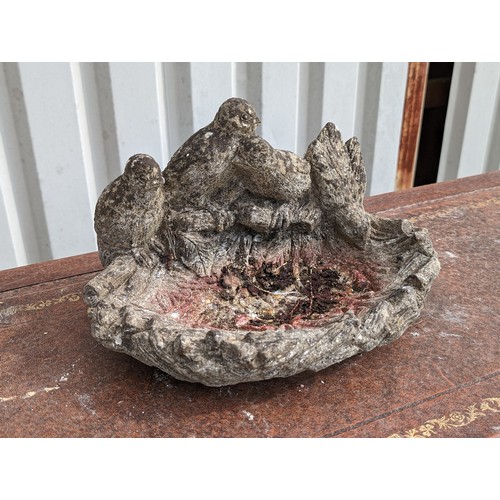 15 - Attractive Reconstituted Stone Garden Freestanding Birdbath With Bird Figures 36x30cm