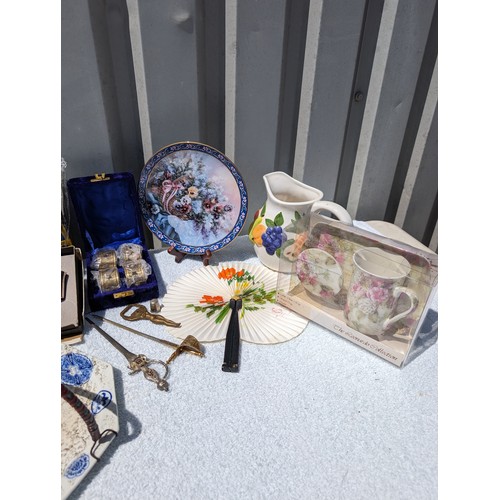 88 - Eclectic Group Mixed Collectables, Looney Tunes Glass Decanter, Letter Openers, Ceramics, Vintage Tr... 