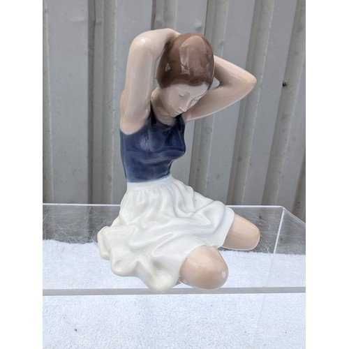 127 - Vintage Royal Copenhagen 4648 Ballerina Dressing Her Hair Porcelain Figure 5