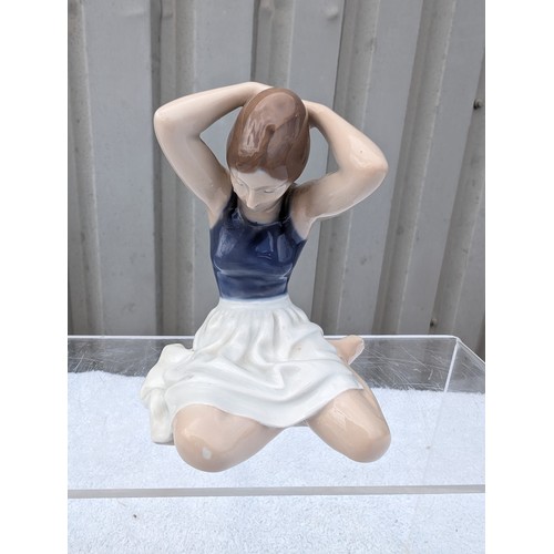 127 - Vintage Royal Copenhagen 4648 Ballerina Dressing Her Hair Porcelain Figure 5