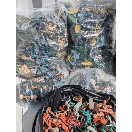 60 - Large Quantity Plastic Soldiers, Some Prebuilt Model Kits Etc, Great for Diorama or Army Building