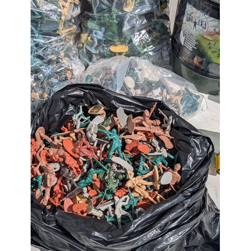 60 - Large Quantity Plastic Soldiers, Some Prebuilt Model Kits Etc, Great for Diorama or Army Building