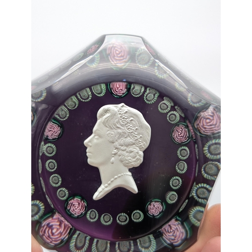 193 - Baccarat Glass Paperweight Queen Elizabeth II Silver Jubilee 1977 25/500 Weight : Approximately 800g... 