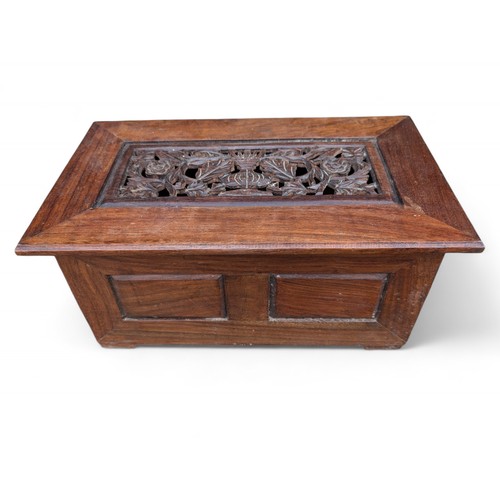26 - Well Decorated / Carved Table Top Oak Trinket Box 14.5x8.5x7